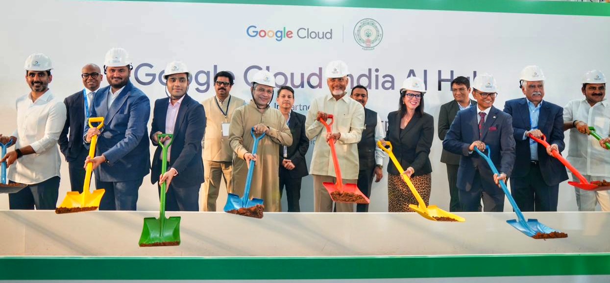 ವಿಶಾಖಪಟ್ಟಣದಲ್ಲಿ Google AI Hub ಶಿಲಾನ್ಯಾಸ ಕಾರ್ಯಕ್ರಮ, ಅಧಿಕಾರಿಗಳು ಮತ್ತು Google ತಂಡ ಒಟ್ಟಿಗೆ ನಿಂತಿರುವ ದೃಶ್ಯ